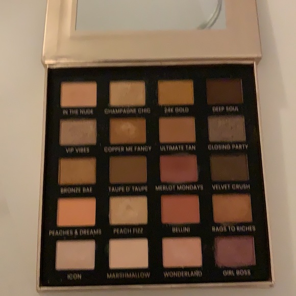 Iconic London Day to Slay Eyeshadow Palette - Picture 3 of 4